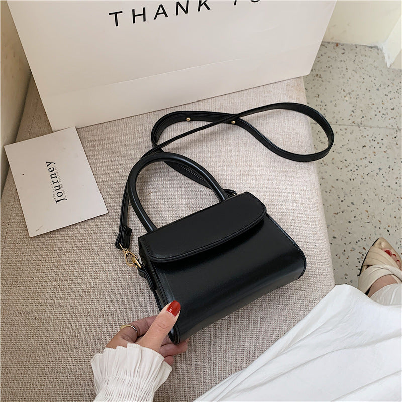 Simple and versatile small square bag