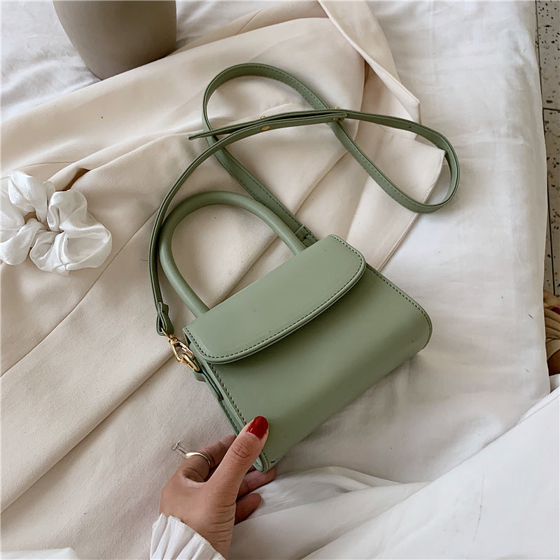 Simple and versatile small square bag