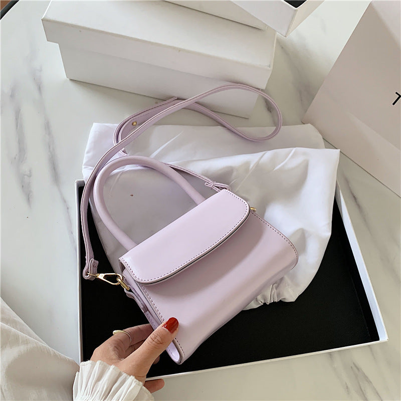Simple and versatile small square bag