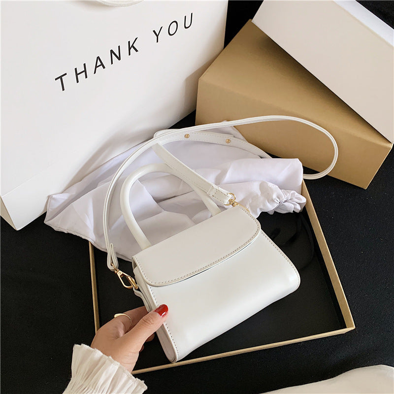 Simple and versatile small square bag